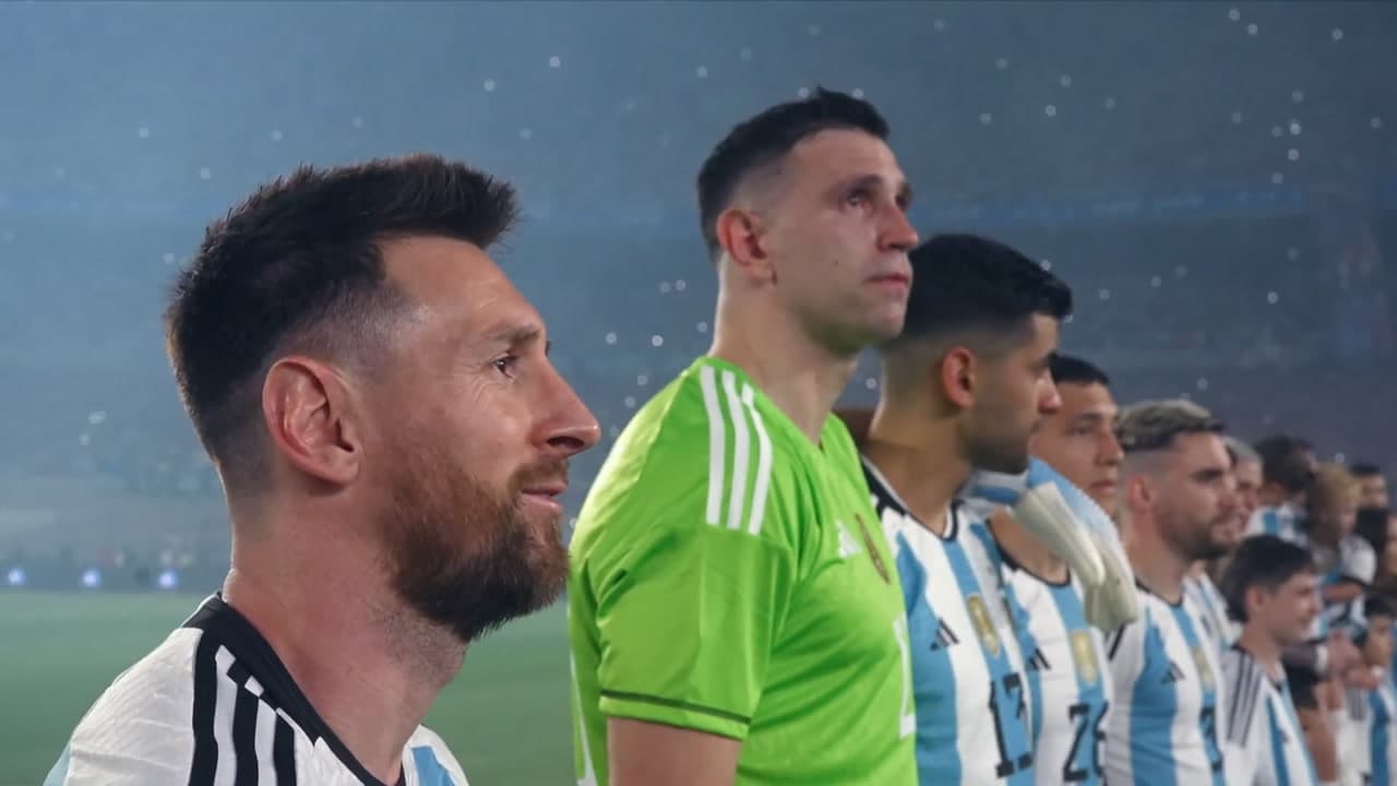 foto de messi y dibu junto a sus compañeros de selección