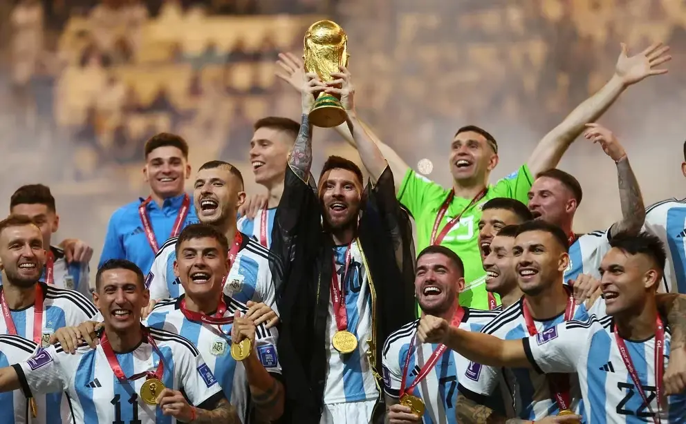 messi levantando la copa del mundo